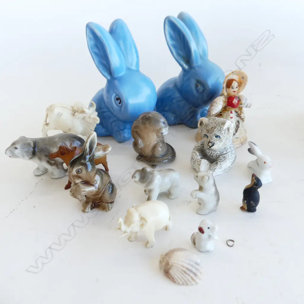 SM BOX ASST SM ANIMAL FIGURES INCL 2 BLUE SYLVAC BUNNIES Image 1++