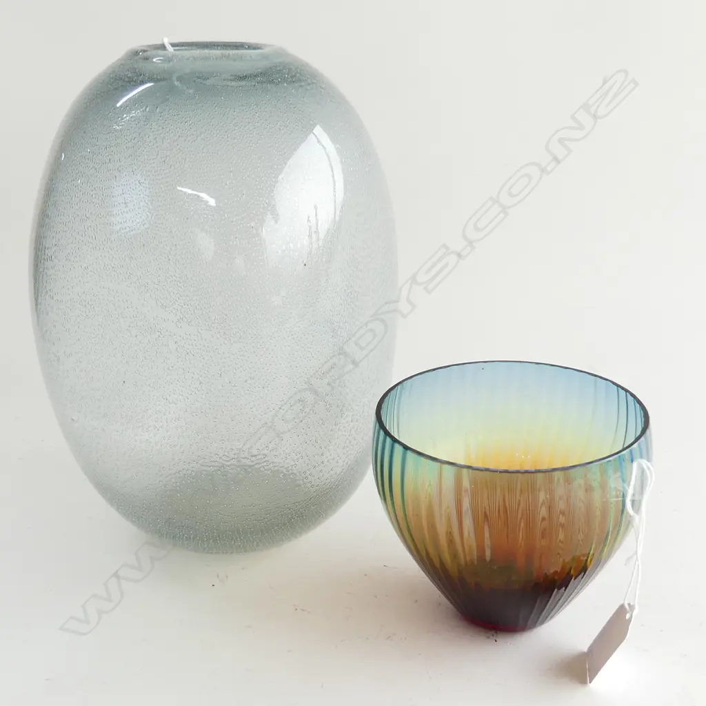 2 UNSIGNED ART GLASS VASES; CONTROLLED BUBBLE RELEASE H.250mm, GRADUATING TRI COLOURWAY H.100mm Image 1++