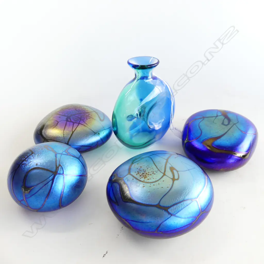 4 GARY NASH 'SUNBEAM' PAPERWEIGHTS (3 TITLED & DATED '90) 115mm dia + SIGNED ART GLASS BOTTLE H.180mm Image 1++
