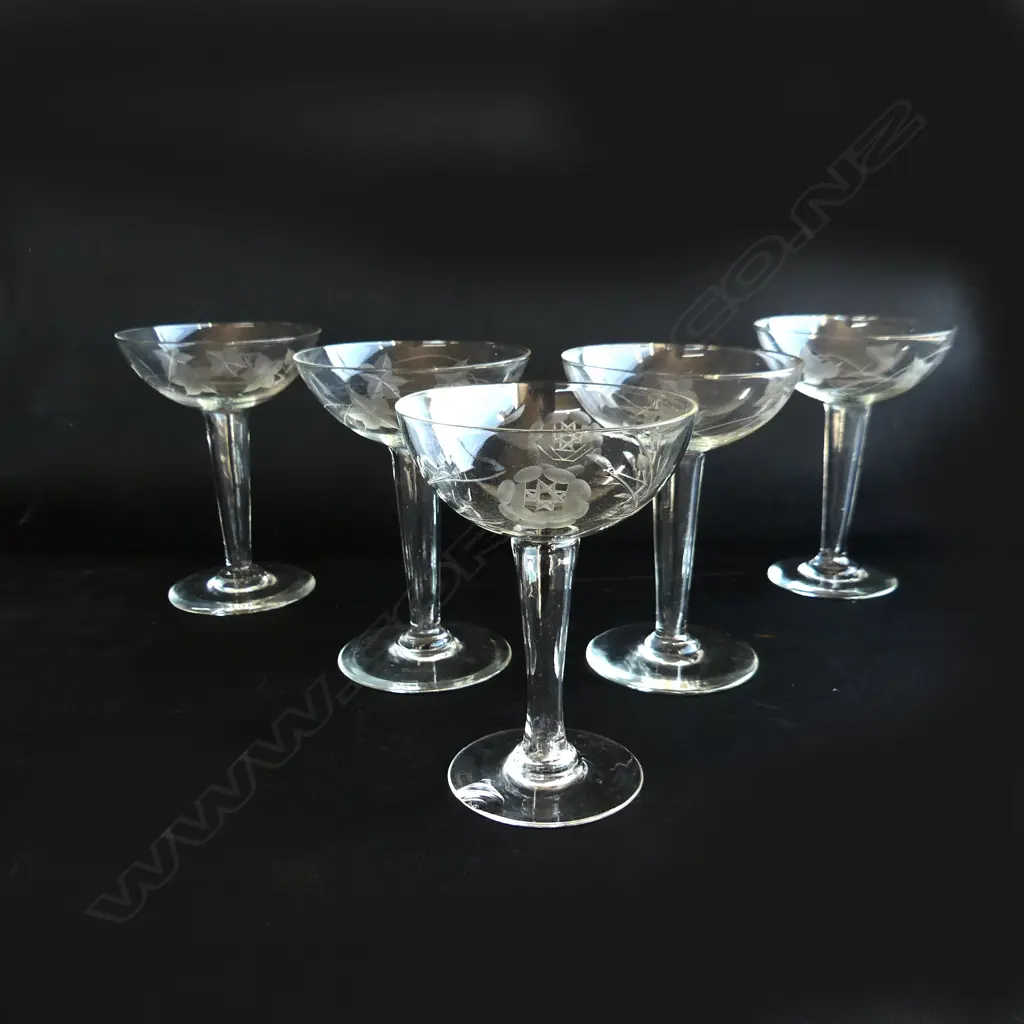5 HOLLOW STEM CHAMPAGNE GLASSES; 4+1 H.125mm Image 1++
