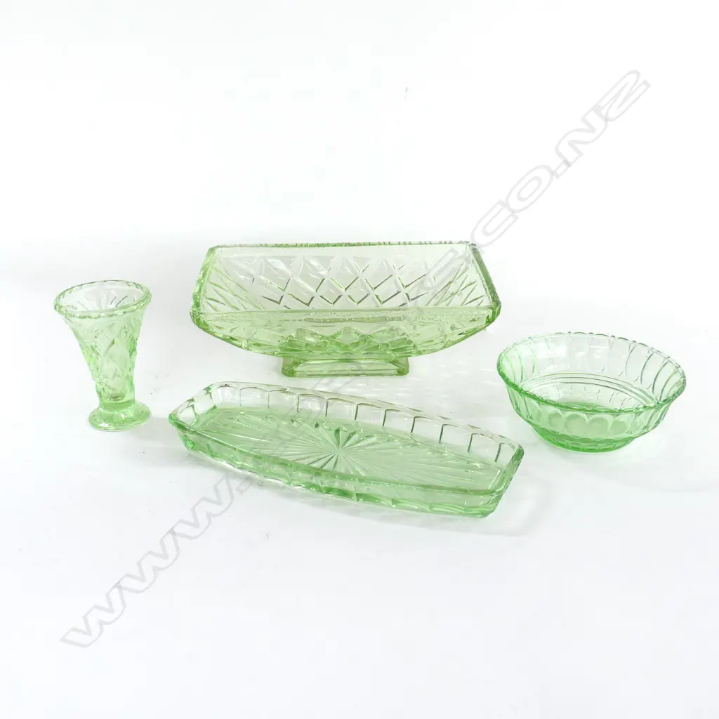 4 PCES GREEN DEPRESSION GLASS; FRUIT BOWL W.250mm ETC Image 1++