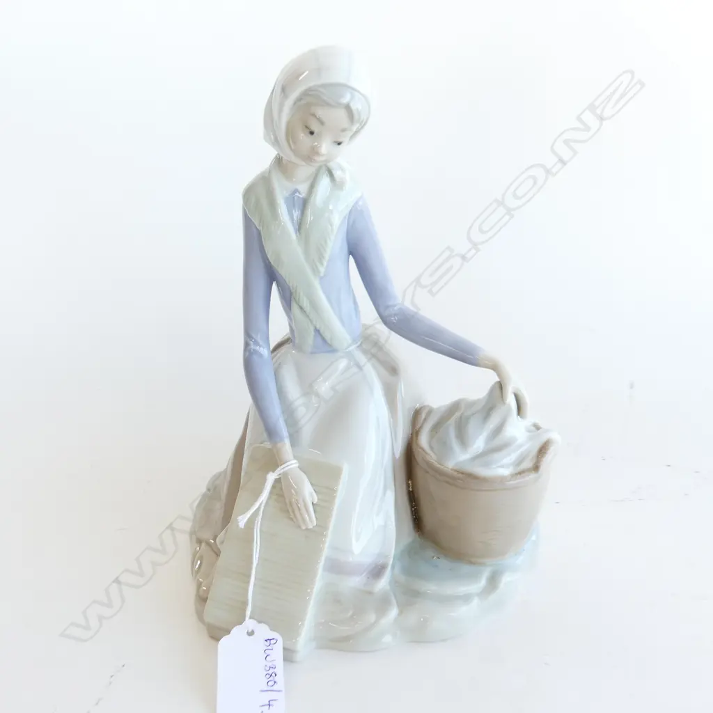 LLADRO STYLE FIGURINE - WOMAN DOING LAUNDRY H.220mm Image 1++