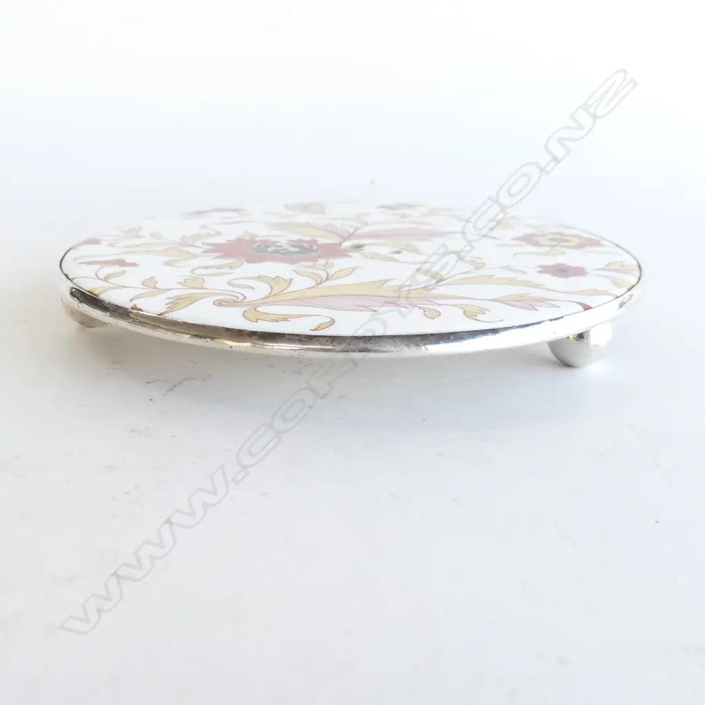 VICTORIAN IMARI PORCELAIN & SILVER PLATED TRIVET ON 3 BALL FEET, DIA 210MM Image 1++