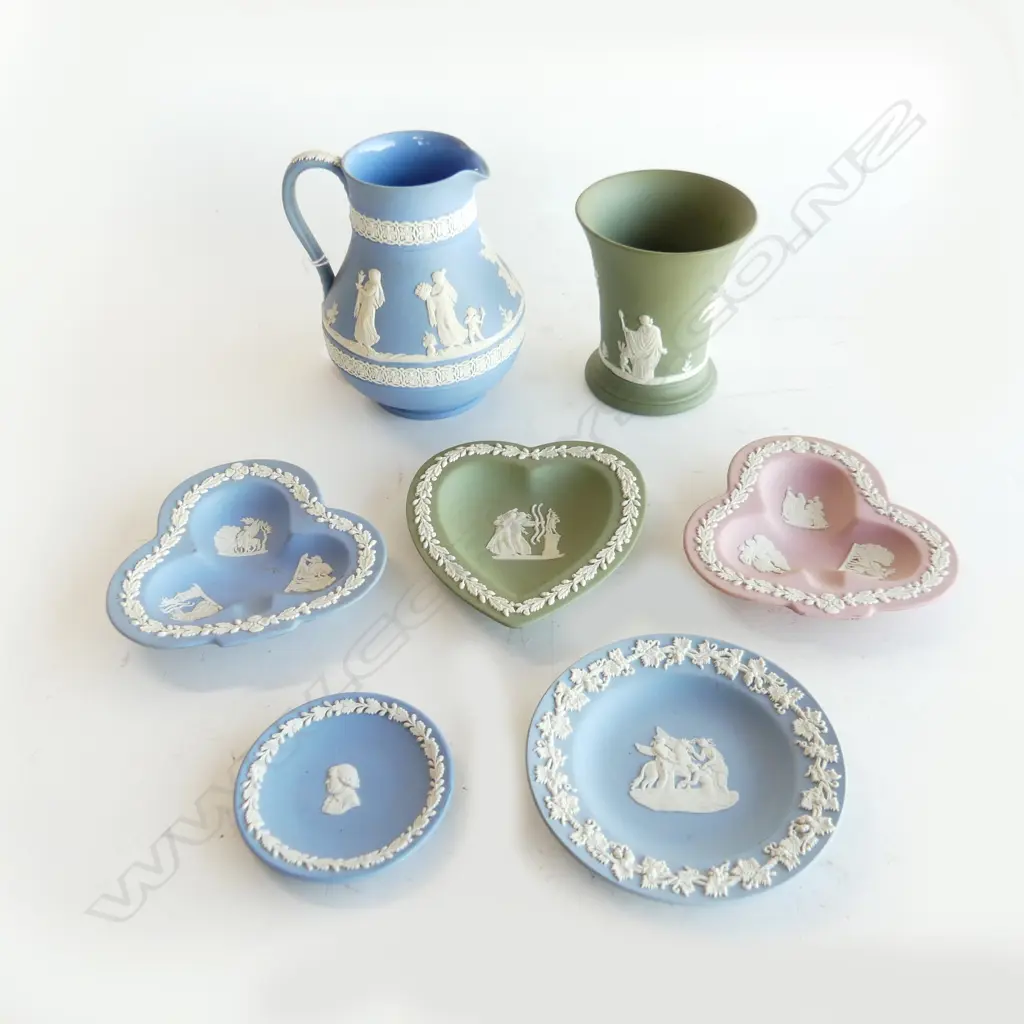 7 PCES ASST. WEDGWOOD JASPERWARE; 5 DISHES, VASE & JUG H.125mm Image 1++