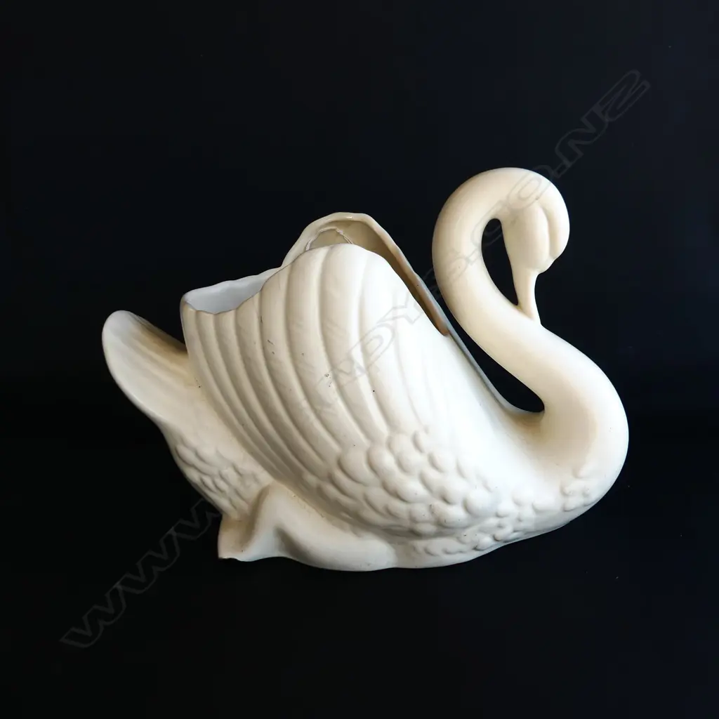 CROWN LYNN LARGE SWAN. FRIT TO RIGHT HAND CORNER . 170 AND 1950S BACKSTAMP. SOME CRAZING L.310mm Image 1++