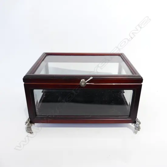 GLASS DISPLAY BOX 330x260x180mm
