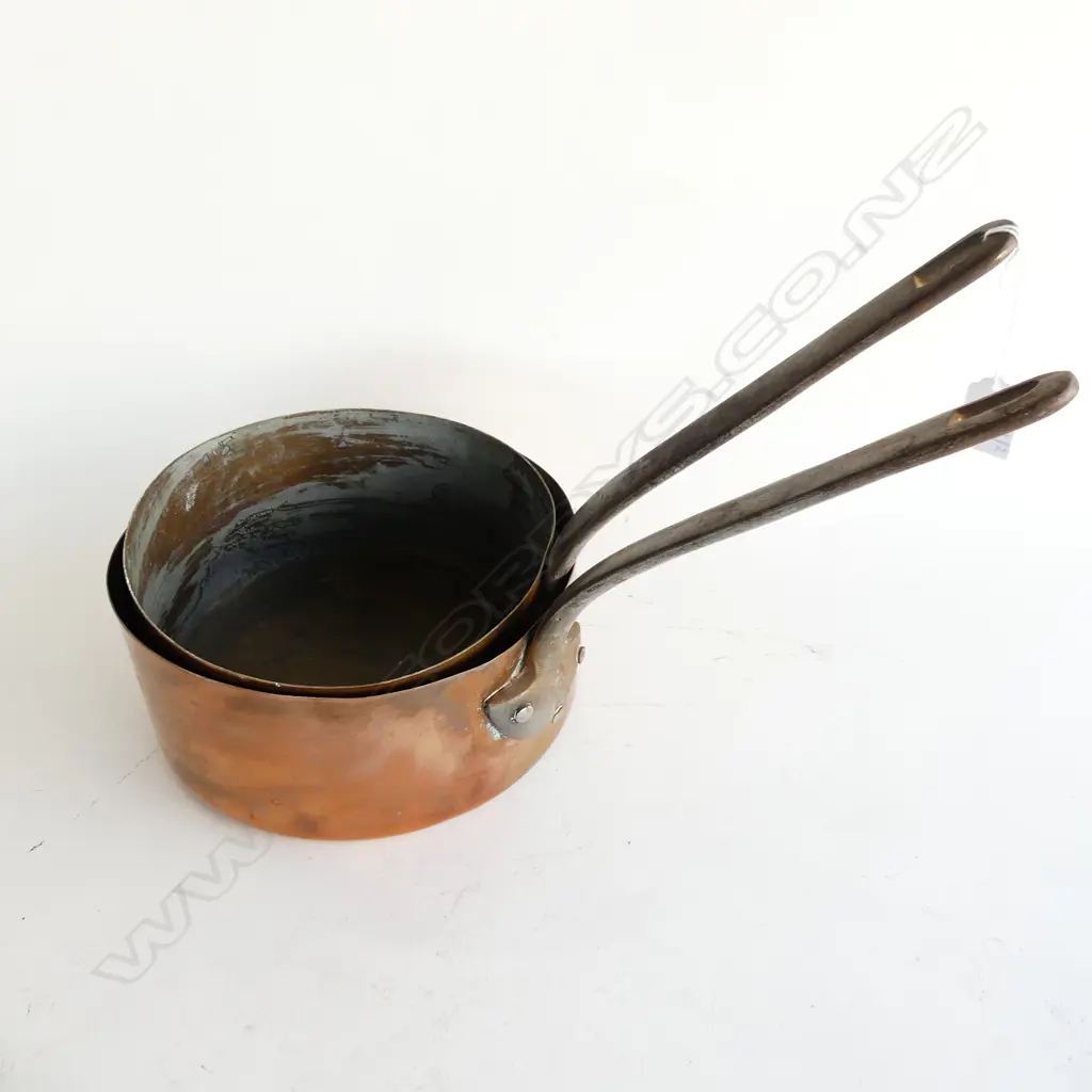 2 LG VINTAGE COPPER POTS 250mm dia Image 1++
