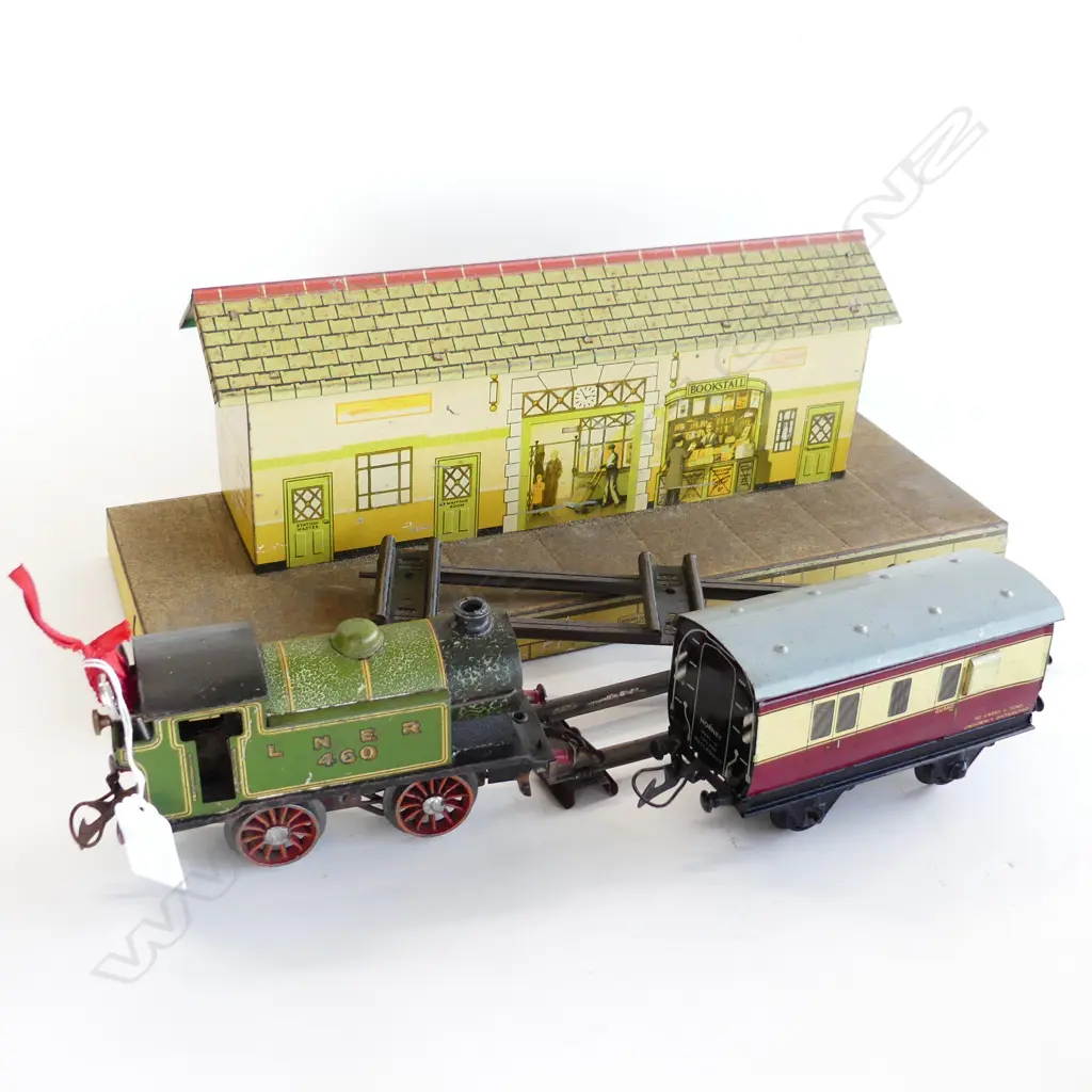 VINTAGE HORNBY MECCANO TRAIN STATION L.425mm, TRAIN, CARRIAGE & 2 PCES TRACK L.530mm Image 1++