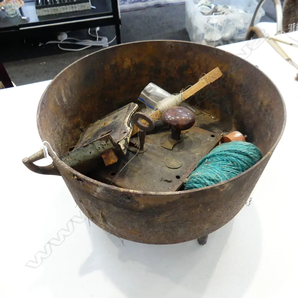 COLONIAL CAST IRON CAMP OVEN crack to base + DOOR LOCK ETC Image 1++