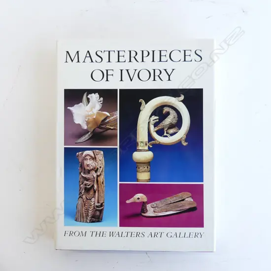 BOOK - MASTERPIECES OF IVORY FROM THE WALTERS ART GALLERY, 722 ILLUST. L 310MM