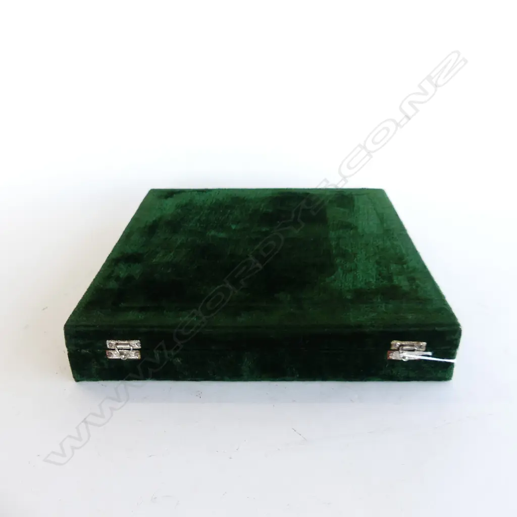 WHITE & GREEN ONYX CHESS SET, IN GREEN VELVET CASE W.340mm (one piece repaired) Image 1++
