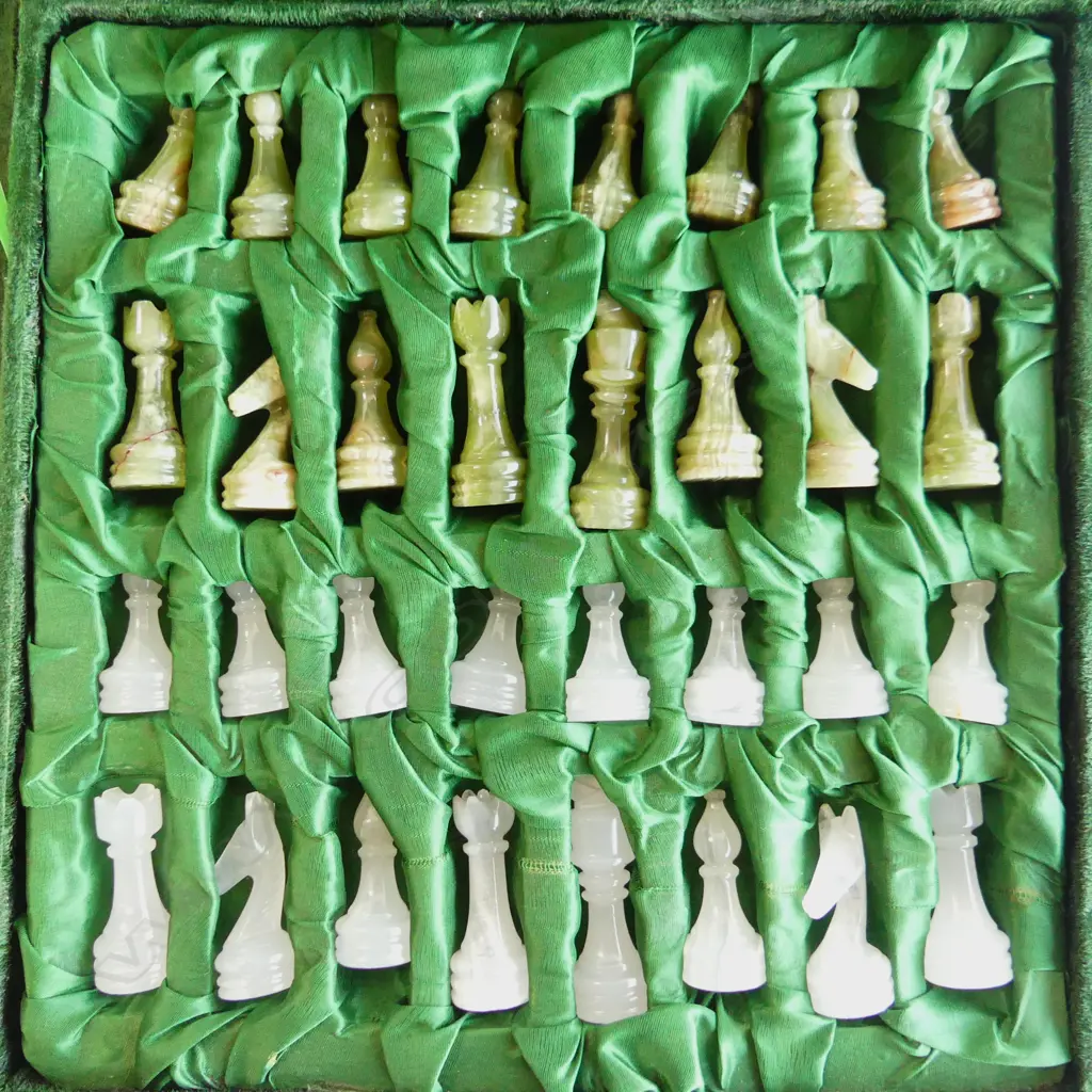 WHITE & GREEN ONYX CHESS SET, IN GREEN VELVET CASE W.340mm (one piece repaired) Image 1++