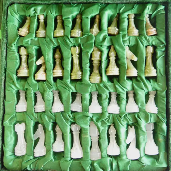 WHITE & GREEN ONYX CHESS SET, IN GREEN VELVET CASE W.340mm (one piece repaired)