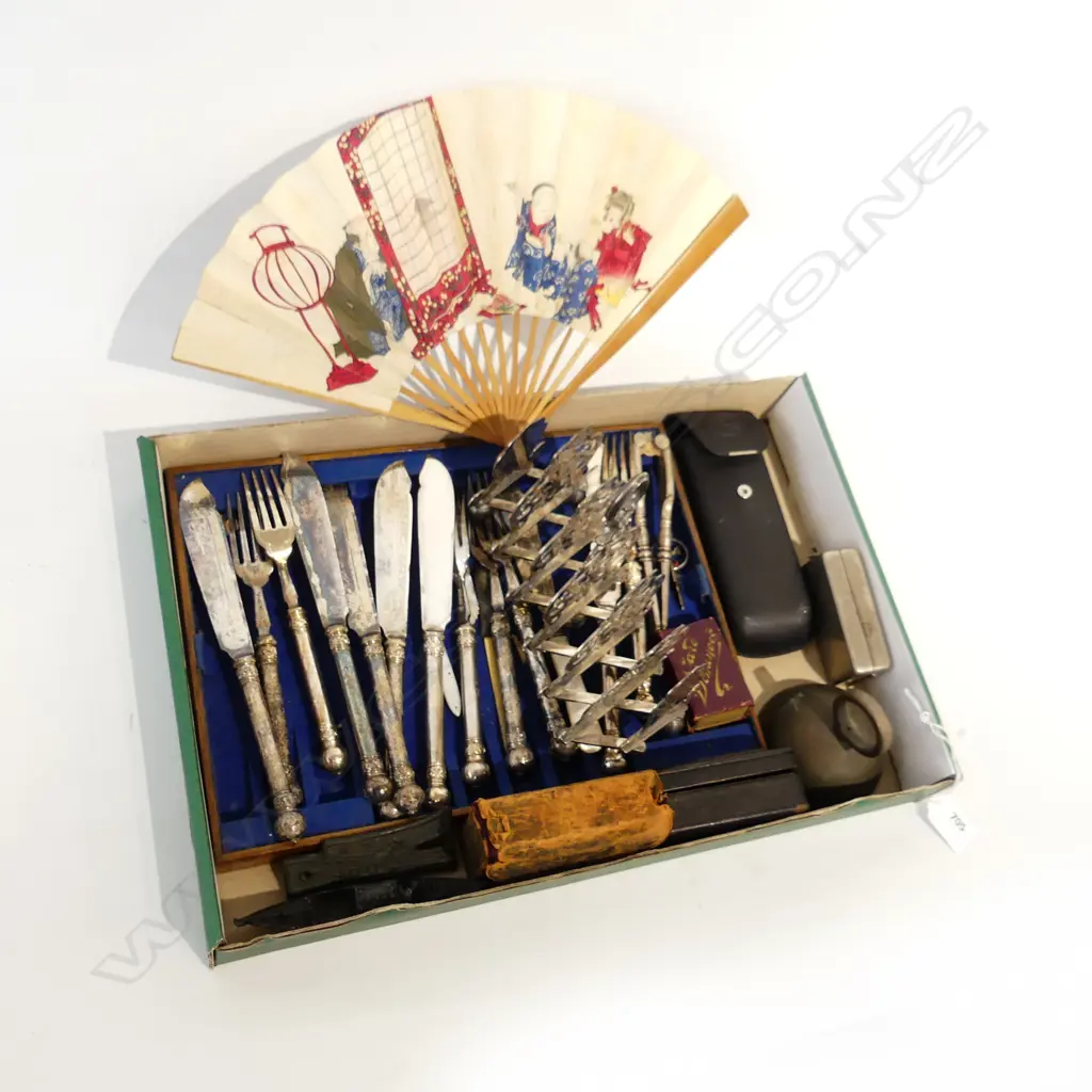 TRAY OF COLLECTABLE EP CUTLERY POCKET KNIVES TOAST RACK ETC Image 1++