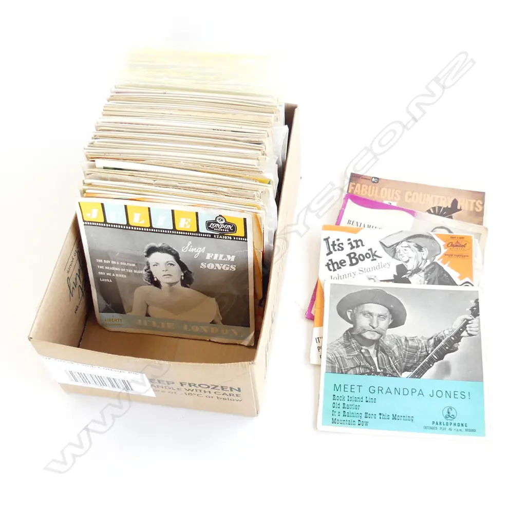 APPROX 50 1950S AND 60S SINGLES . INCLUDING SOUTH PACIFIC ETC.  Image 1++