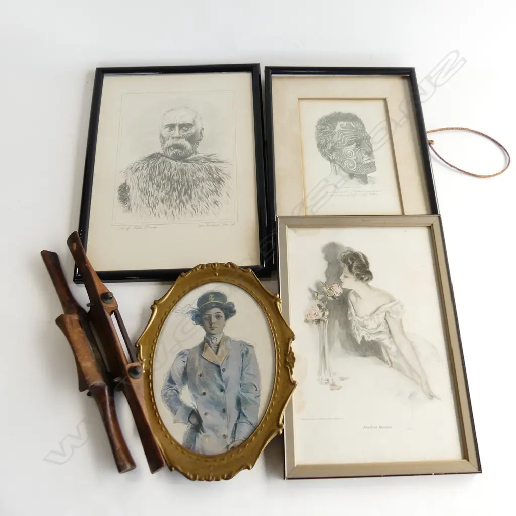 SMALL BOX 2 WOOD SHAVERS & 4 PRINTS 2 OF MAORI CHIEFS  H290 W210MM Image 1++