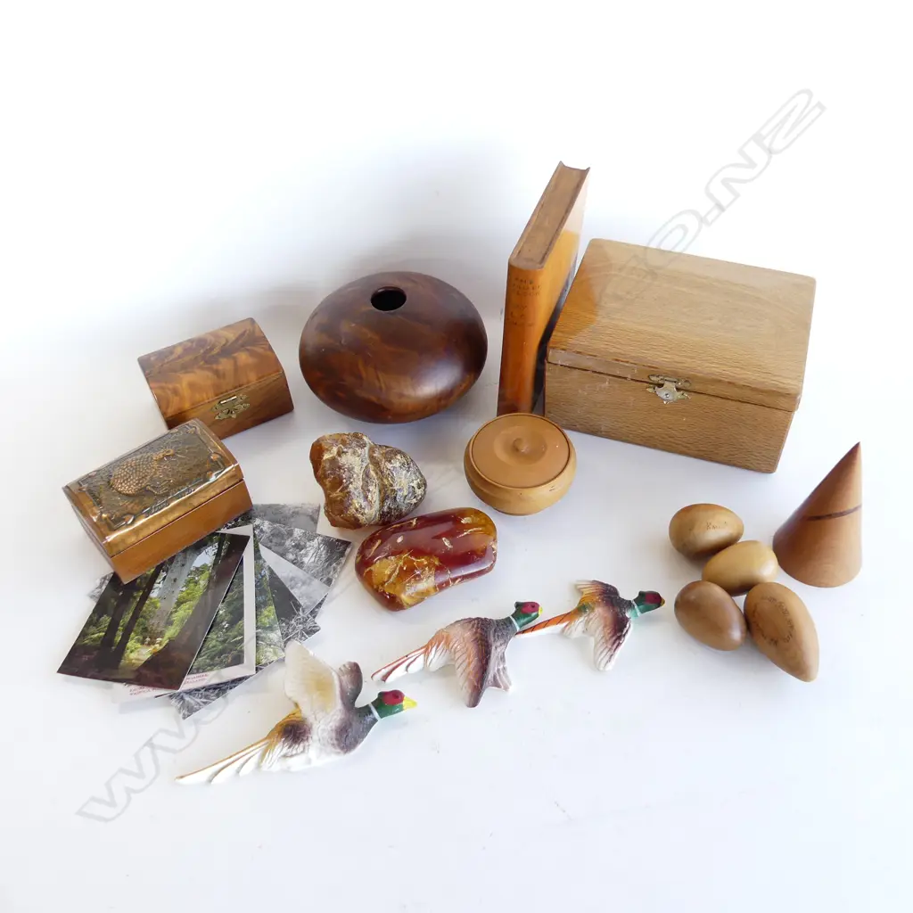 COLLECTION ASST. NATIVE TIMBER; BOXES, EGGS, ETC + 2 PCES KAURI GUM + SET 3 WALL PHEASANTS (1 w. beak af) L.170mm Image 1++