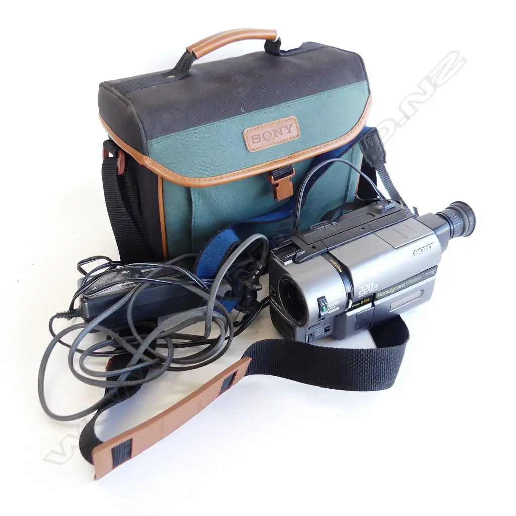 SONY HANDYCAM VIDEO CAMERA, CASED Image 1++