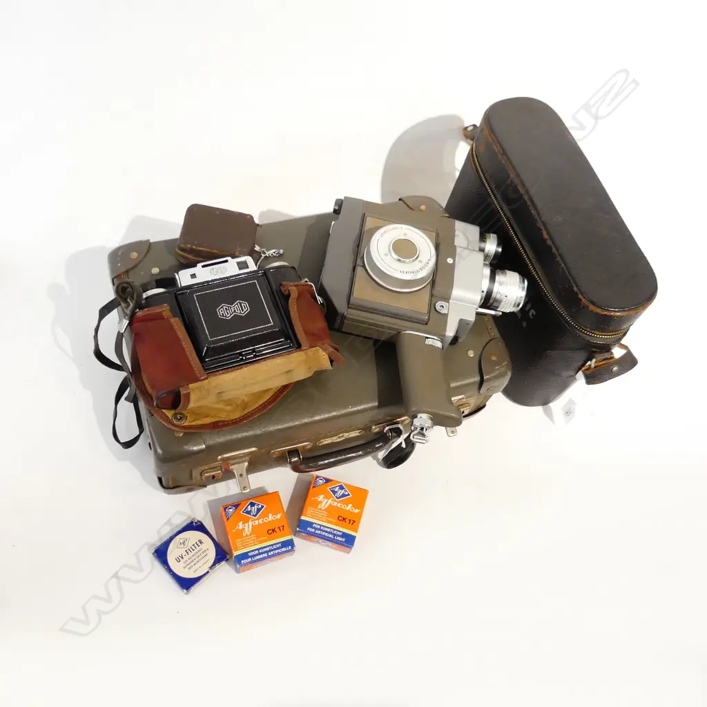 SEKONIC ZOOM 8 CAMERA IN CASE + CASE OF CAMERA EQUIPMENT INCL LIGHT & AGIFOLD CAMERA ETC... Image 1++