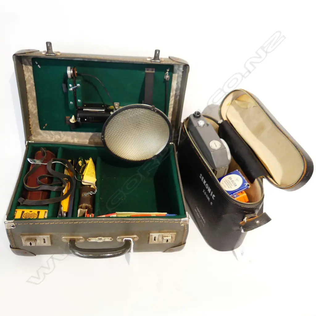 SEKONIC ZOOM 8 CAMERA IN CASE + CASE OF CAMERA EQUIPMENT INCL LIGHT & AGIFOLD CAMERA ETC... Image 1++