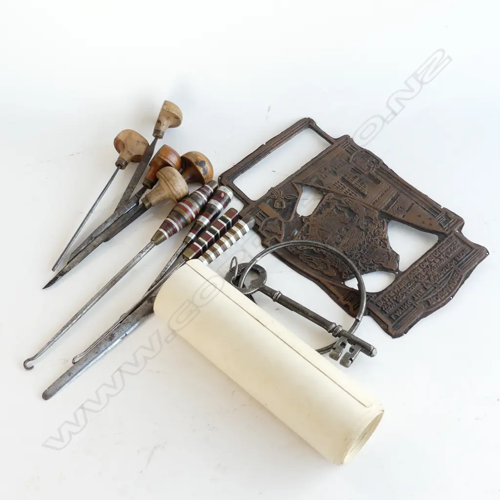SMALL BOX COLLECTABLES VINTAGE PHOTO KEY LATH CHISELS ETC  Image 1++