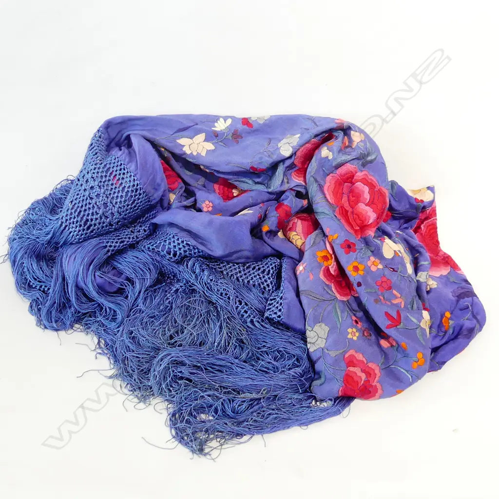 LG VINTAGE  BLUE TAPESTRY  FRINGED SHAWL Image 1++