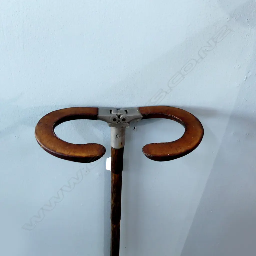 VINTAGE WALKING / SHOOTING STICK (LEATHER HANDLE SPLITS AS A SEAT) L.840mm Image 1++