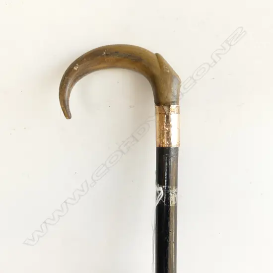 VINTAGE WALKING STICK WITH HORN HANDLE & MONOGRAMMED 9CT GOLD BAND