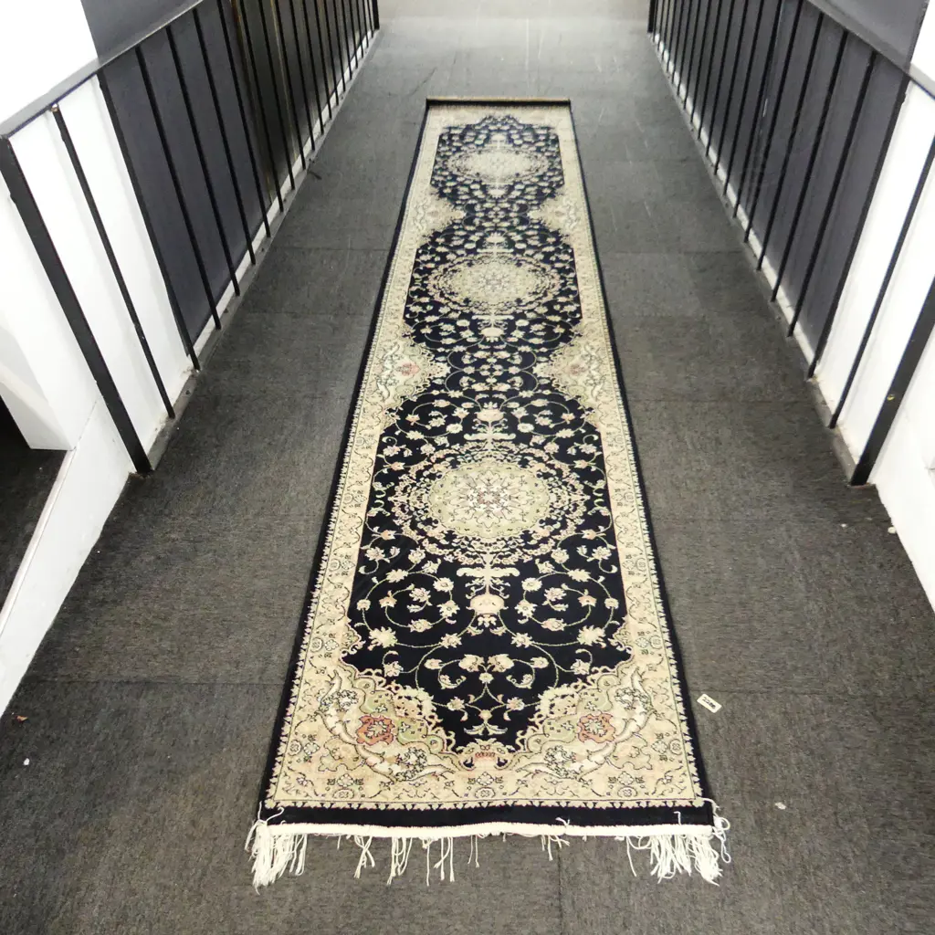 HALL RUNNER RUG  4000 X 750MM Image 1++