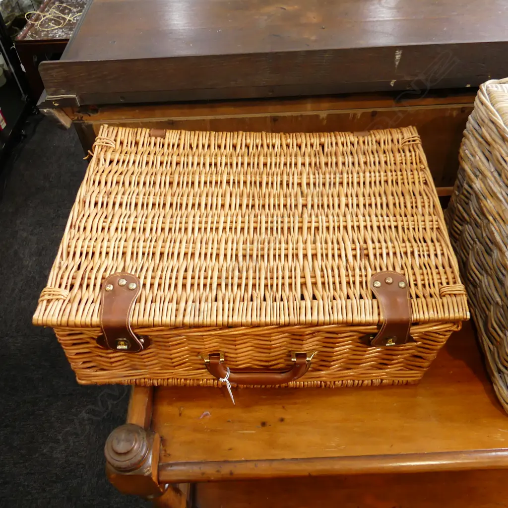 CANE PICNIC BASKET  Image 1++