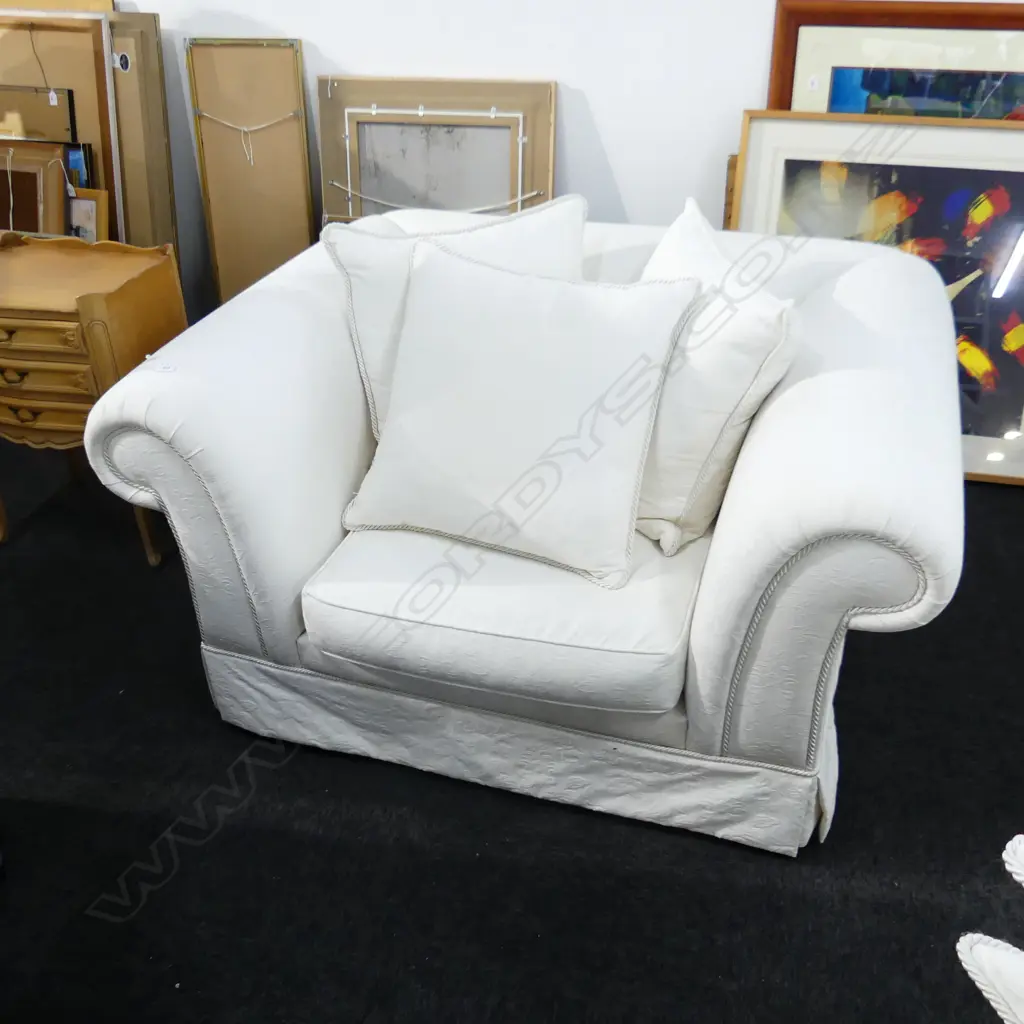 LG WHITE UPHOLSTERED ARMCHAIR BY FORMA 1350x1050x700mm Image 1++