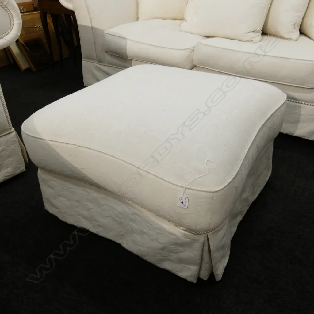 WHITE UPHOLSTERED OTTOMAN BY FORMA 660x660x400mm Image 1++