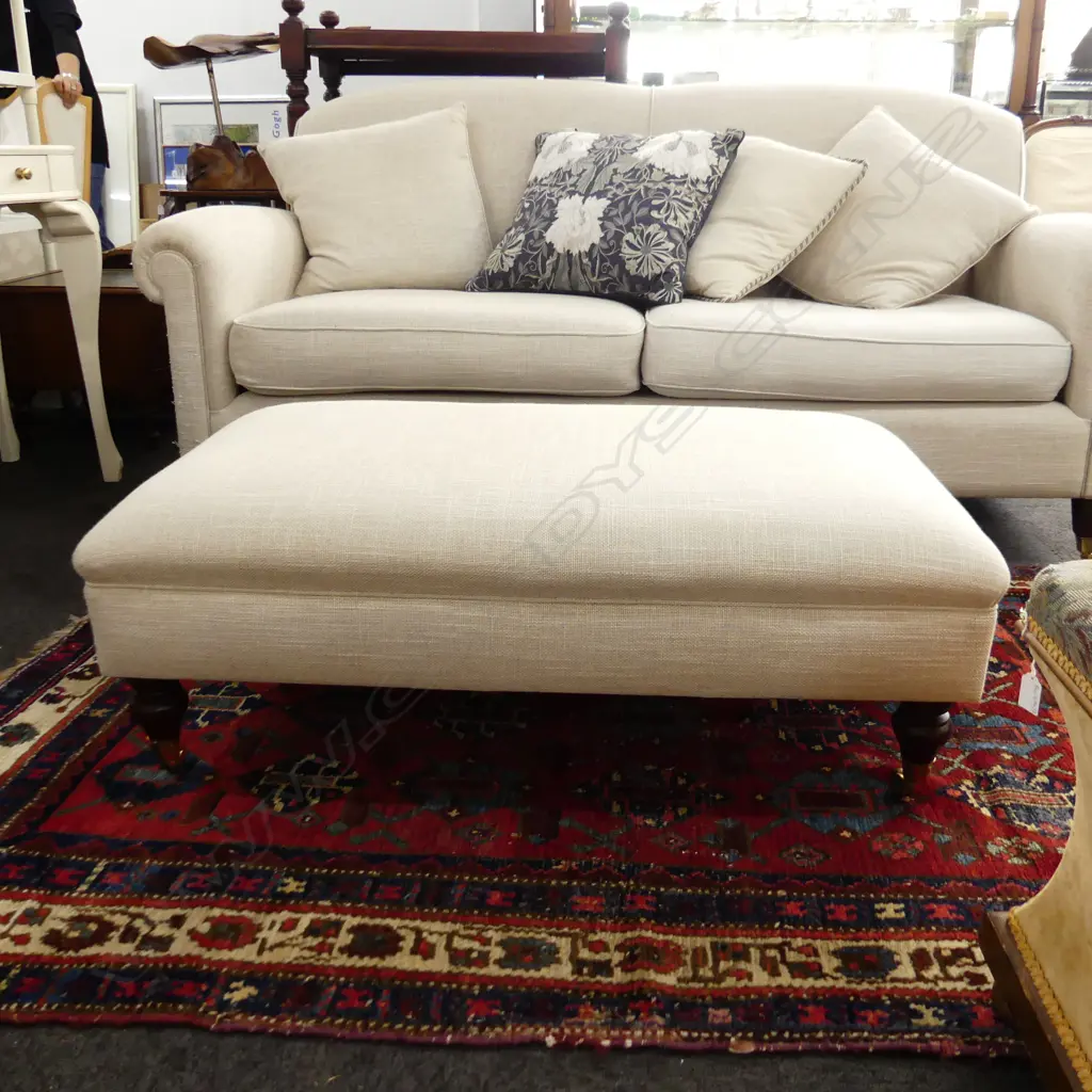GRACIOUS LIVING 'CROWN' OTTOMAN IN CREAM LINEN w. TURNED LEG ON BRASS CASTORS 1050x640x400mm Image 1++