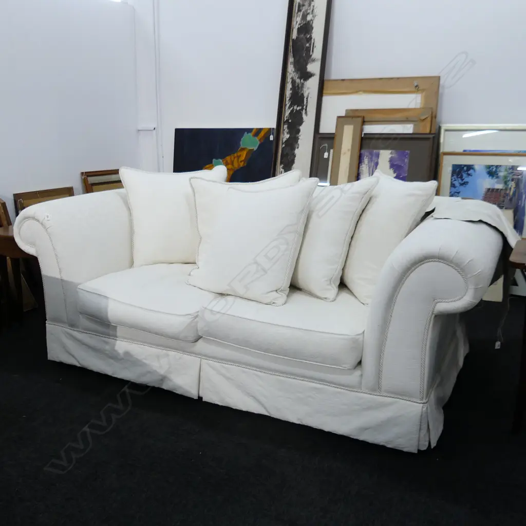 LG WHITE UPHOLSTERED SOFA BY FORMA w. 5 CUSHIONS 1900x1050x720mm Image 1++