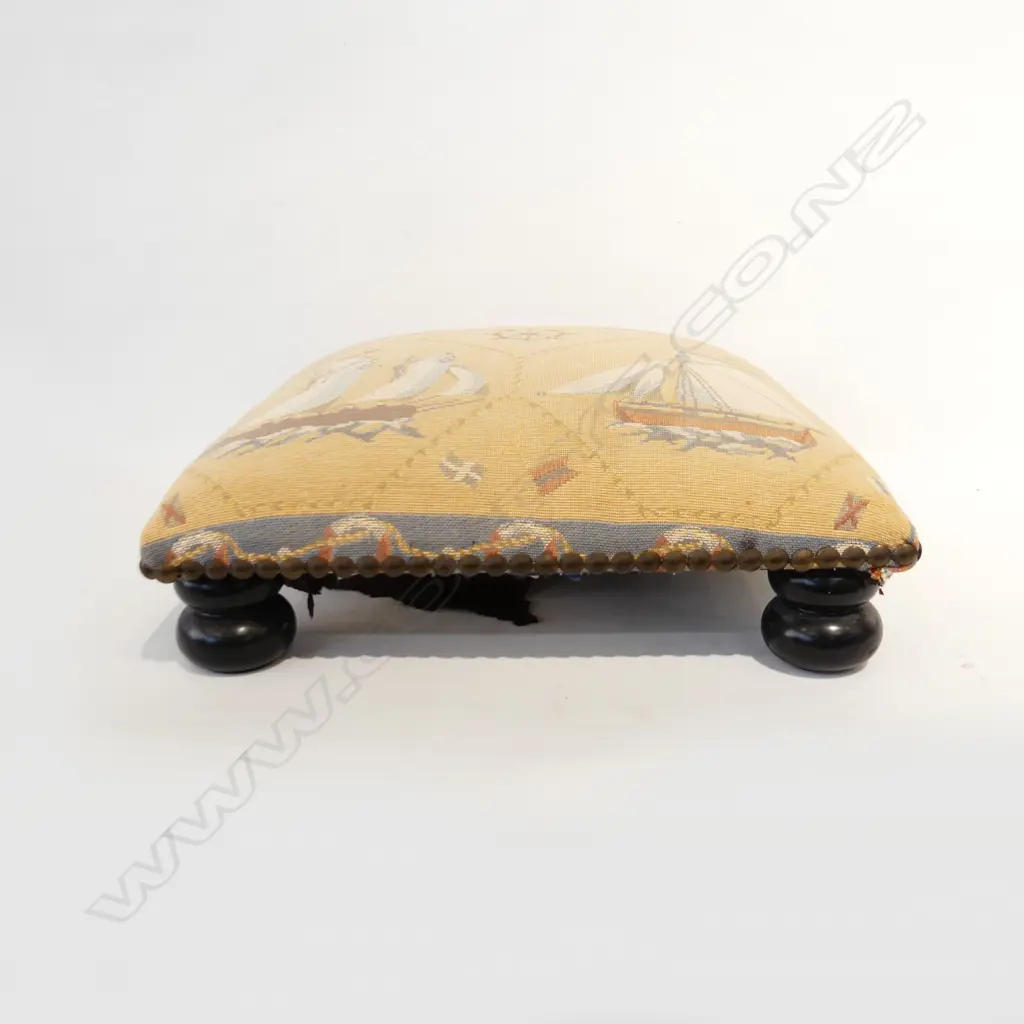 SQUARE FOOTSTOOL UPHOLSTERED w. SAILBOAT FABRIC 370x370mm Image 1++