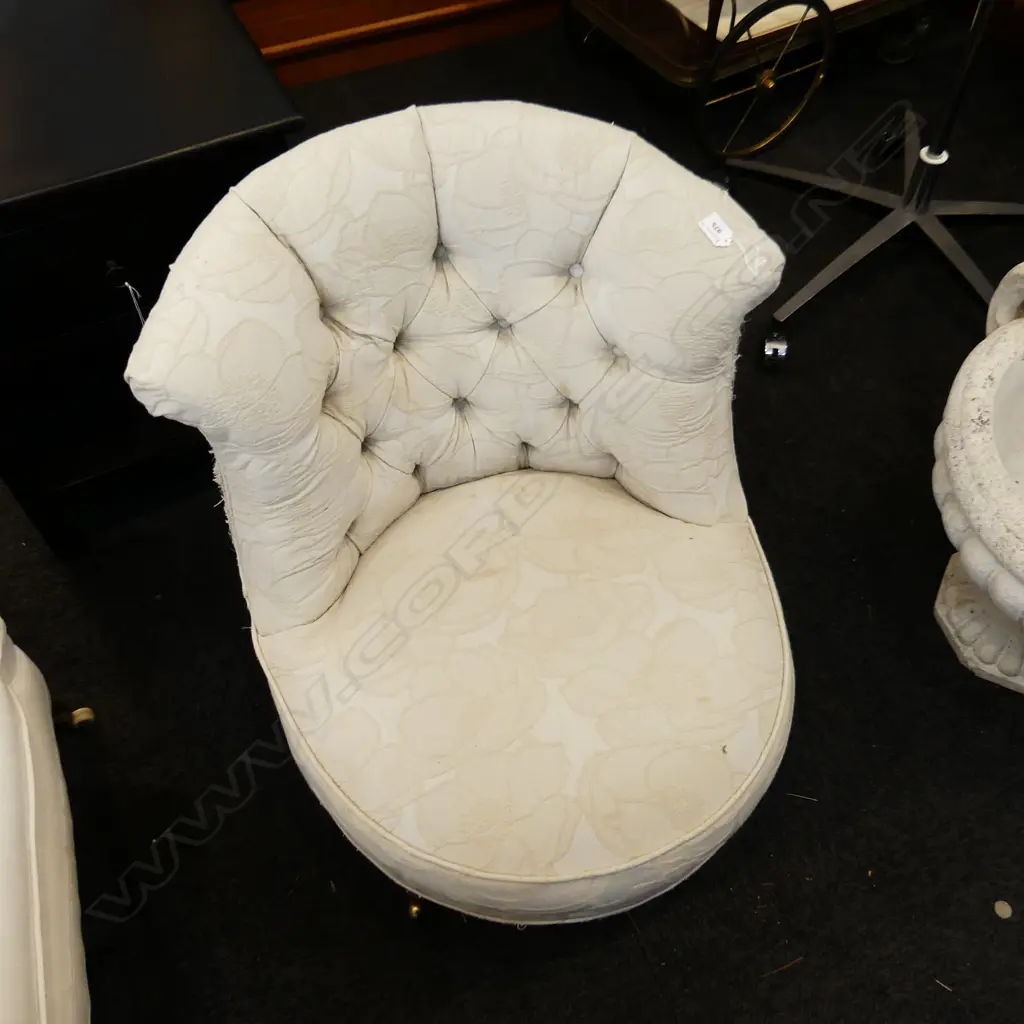BUTTON BACK LOW BEDROOM CHAIR Image 1++