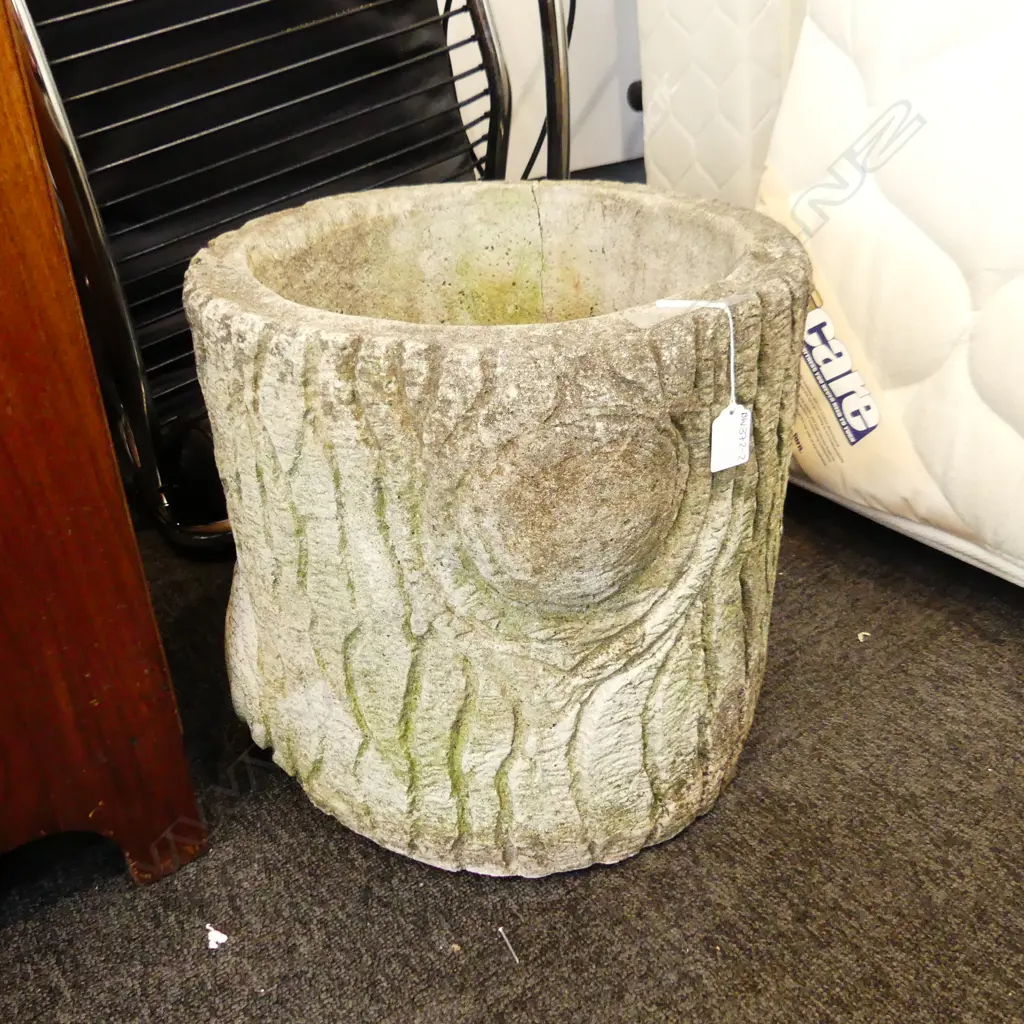 CONCRETE 'LOG' PLANTER POT H. 370MM Image 1++