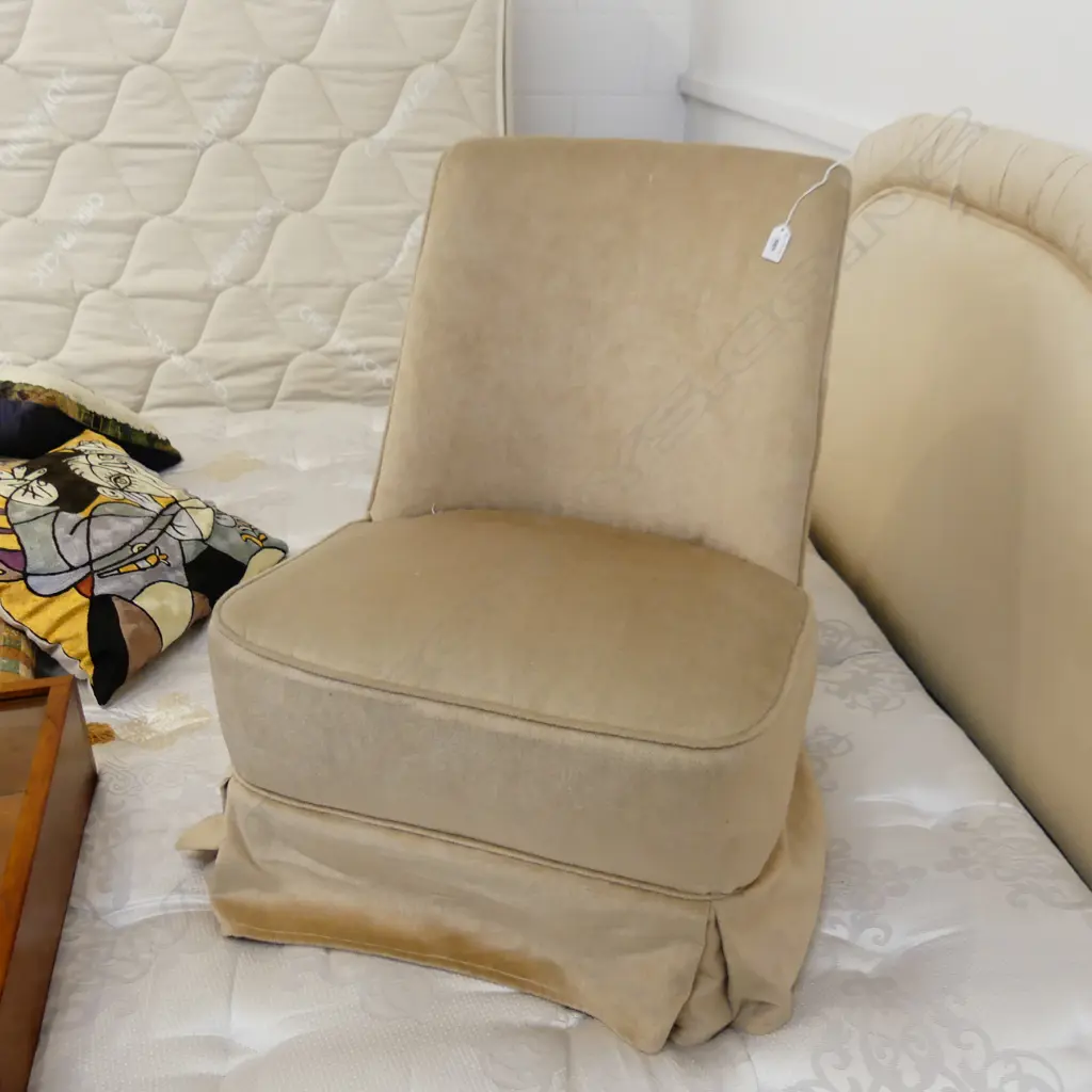 BEDROOM CHAIR Image 1++
