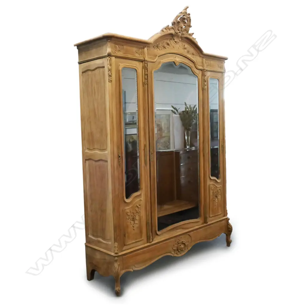 An early 20thC antique style French walnut armoire, Image 1++