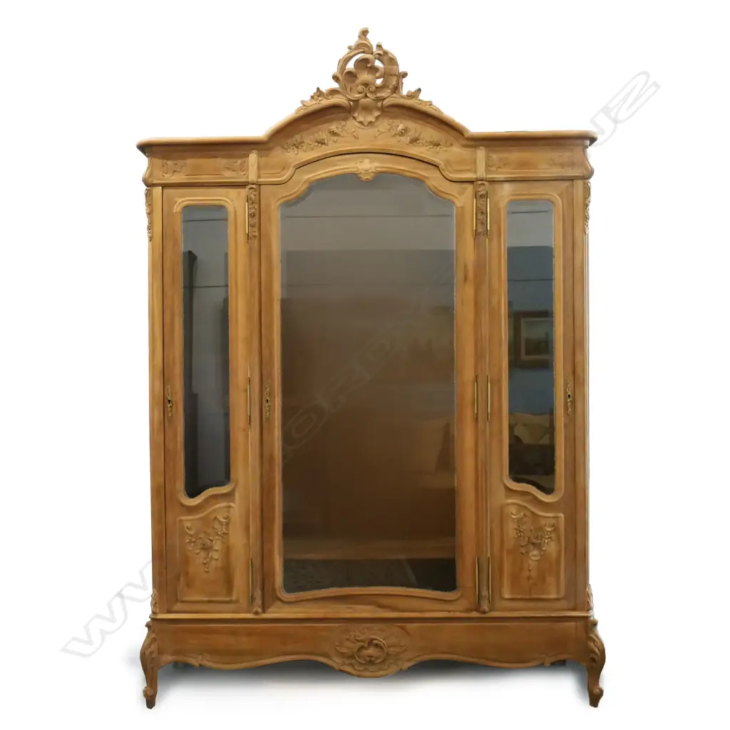 An early 20thC antique style French walnut armoire, Image 1++