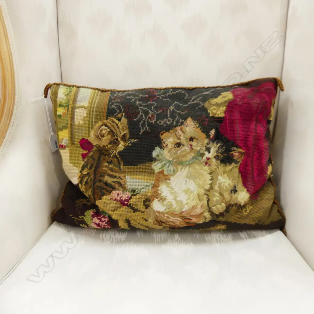 VINTAGE NEEDLEWORK CUSHION - KITTENS 410x250mm Image 1++