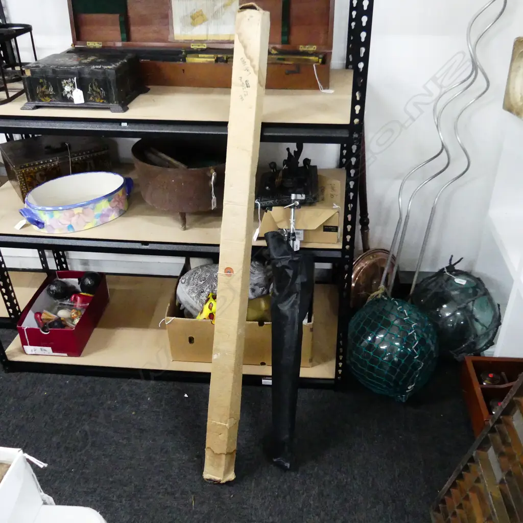 VINTAGE 'MINETTE' PROJECTOR SCREEN & STAND Image 1++