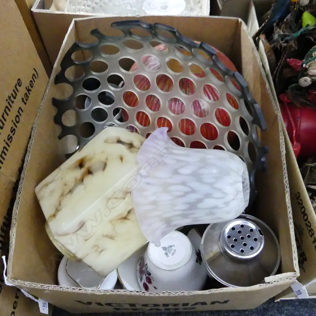BOX ASST CHINA, LIGHT SHADES, PIERCED BOWL ETC Image 1++
