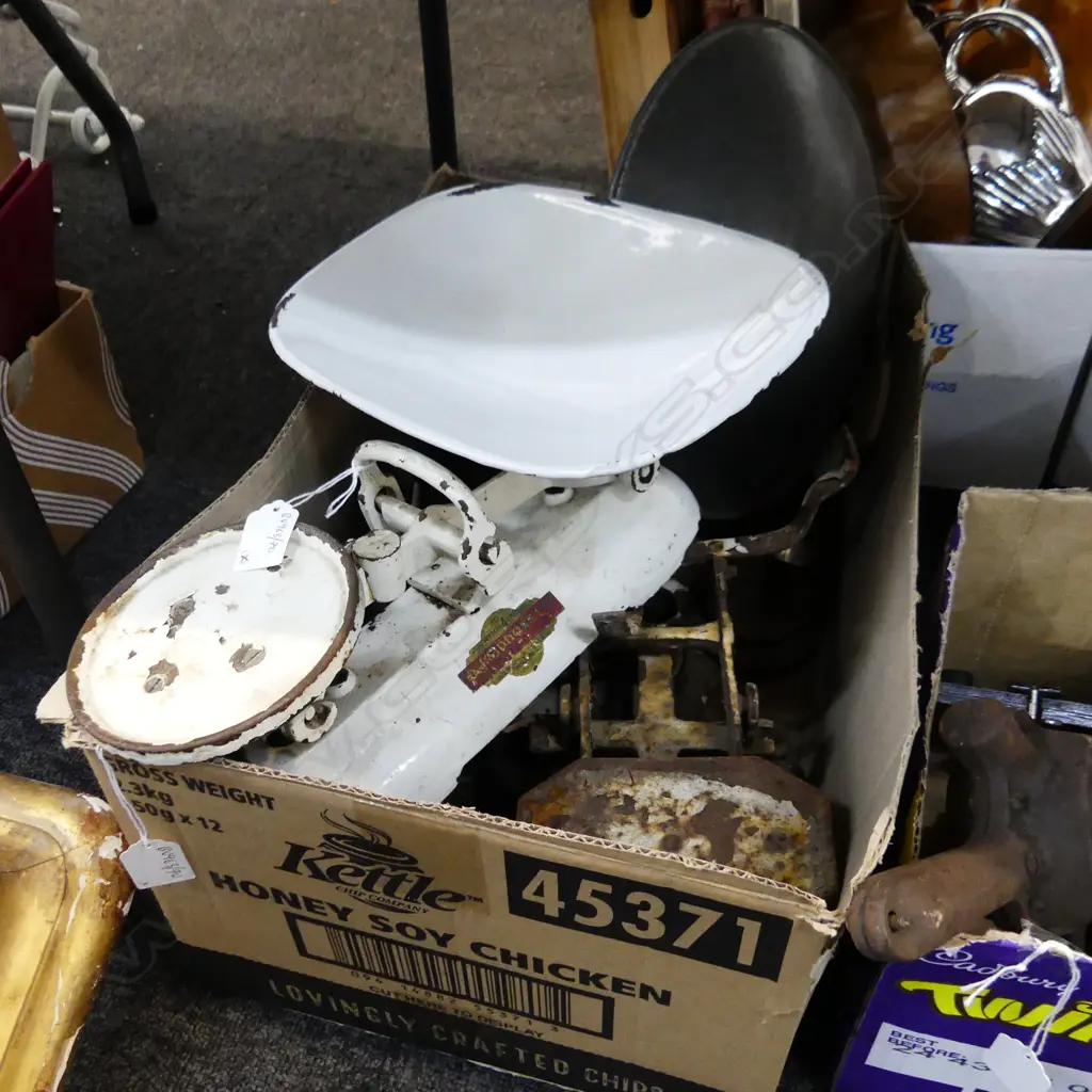 TWO KITCHEN SCALES SHOWING WEAR L 300 MM TOGETHER WITH OTHERS RUSTED AND WEIGHTS Image 1++