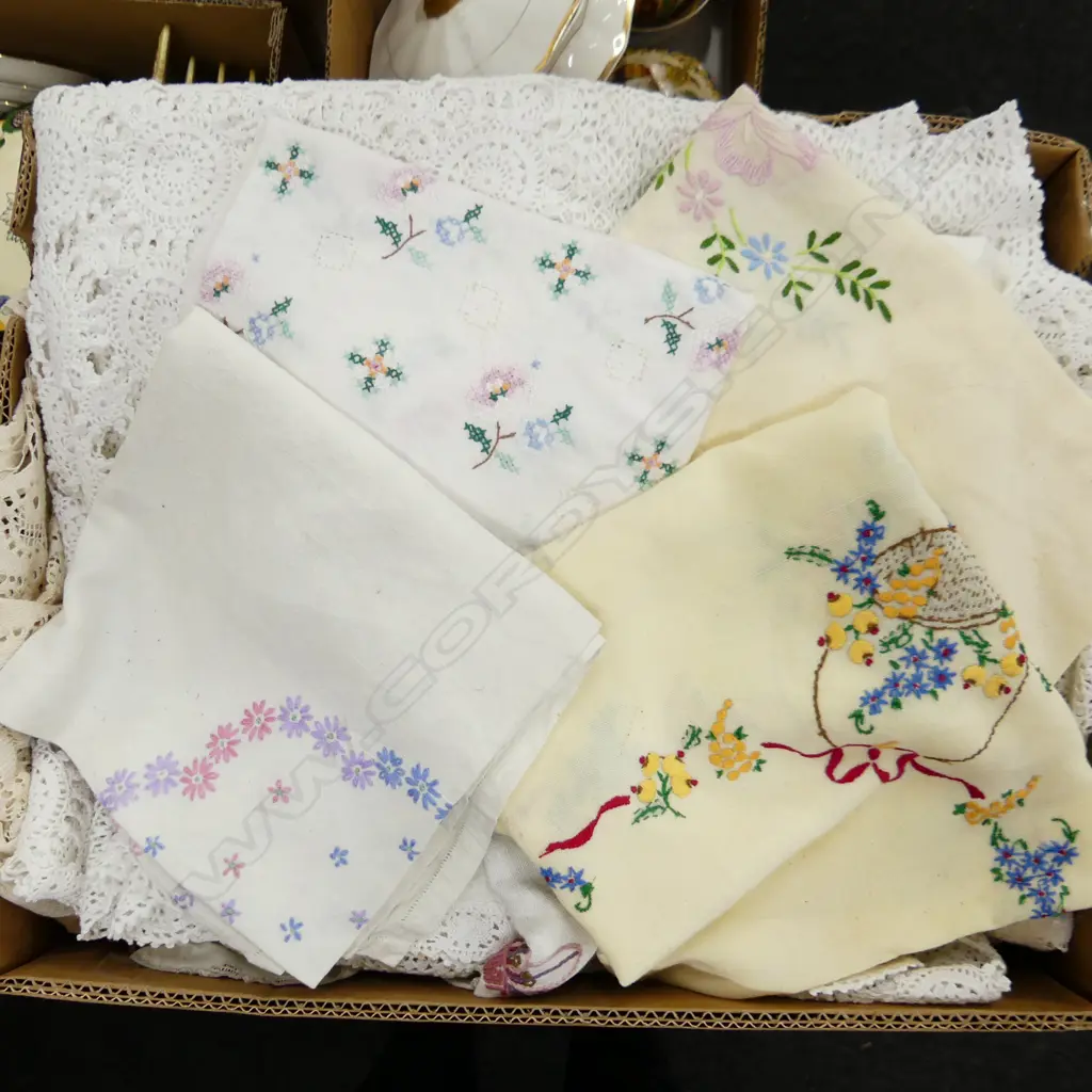 BOX LOT VINTAGE LINEN Image 1++