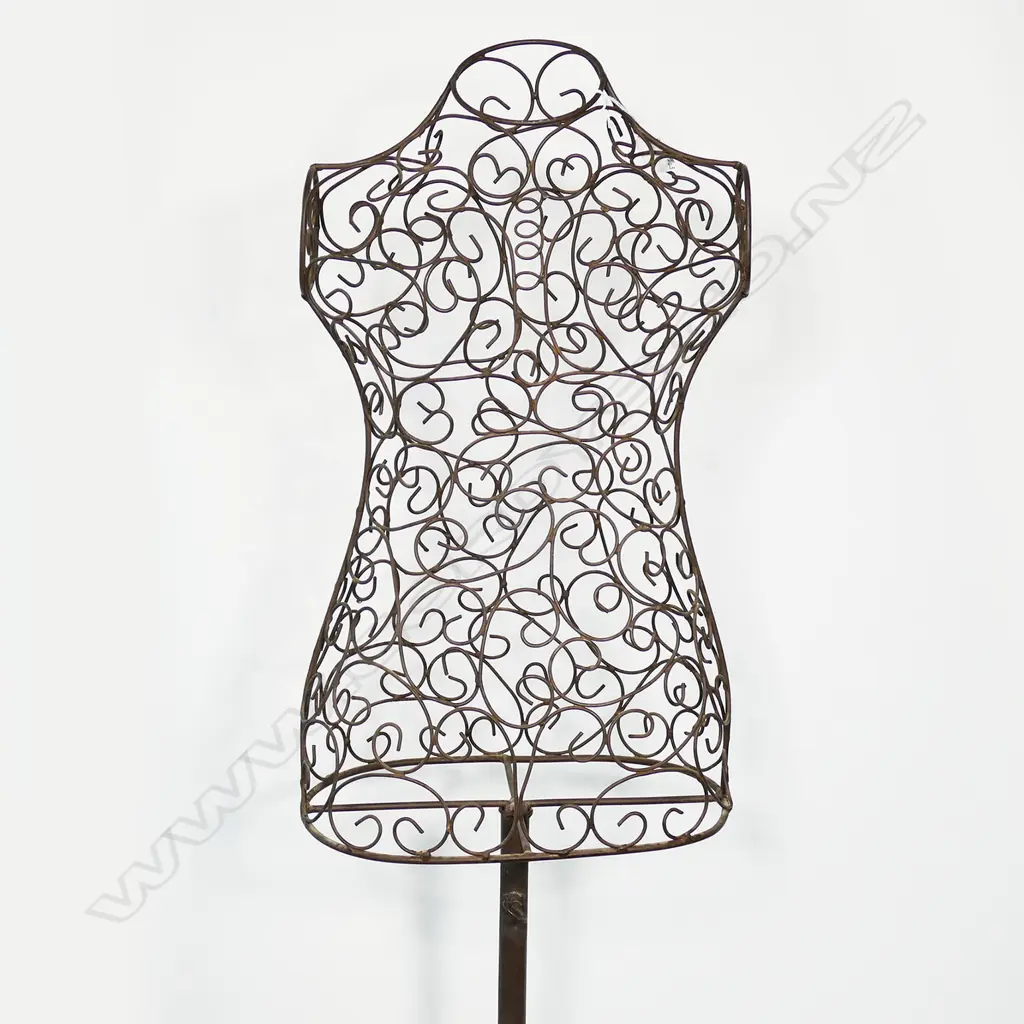 ONE FEMALE BLACK WIRE MANNEQUIN, H.1450mm Image 1++