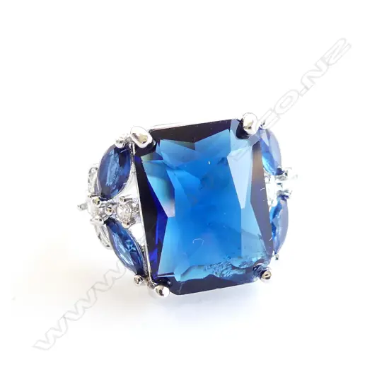 LG 925 SILVER & FAUX SAPPHIRE GLAMOUR RING 