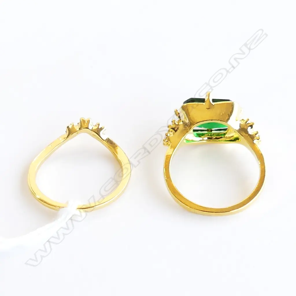 LG FAUX EMERALD RING, GILT OVER SILVER + MATCHING CHEVRON BAND WITH DIAMANTES Image 1++