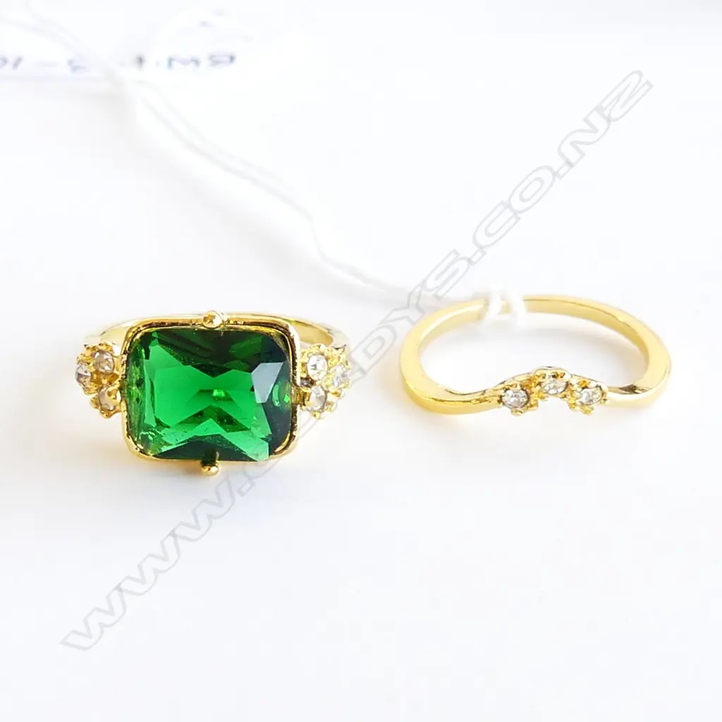 LG FAUX EMERALD RING, GILT OVER SILVER + MATCHING CHEVRON BAND WITH DIAMANTES Image 1++