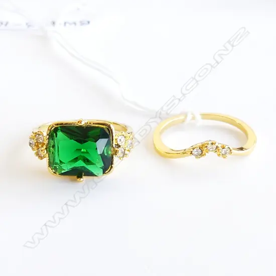 LG FAUX EMERALD RING, GILT OVER SILVER + MATCHING CHEVRON BAND WITH DIAMANTES